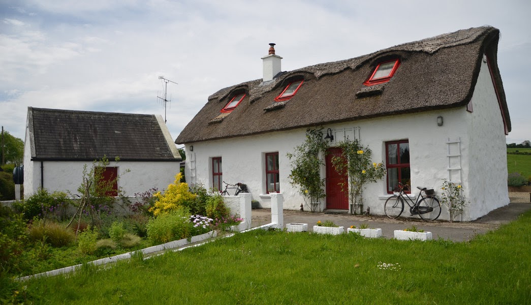 4-quaint-thatched-cottages-for-sale-in-ireland-for-less-than-180-000